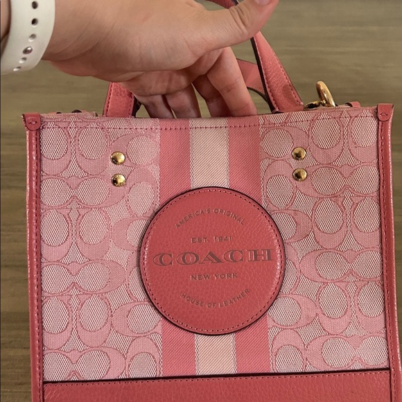COACH DEMPSEY TOTE 22 Signature Jacquard stripes Coach patch in Pink - Picture 9 of 13